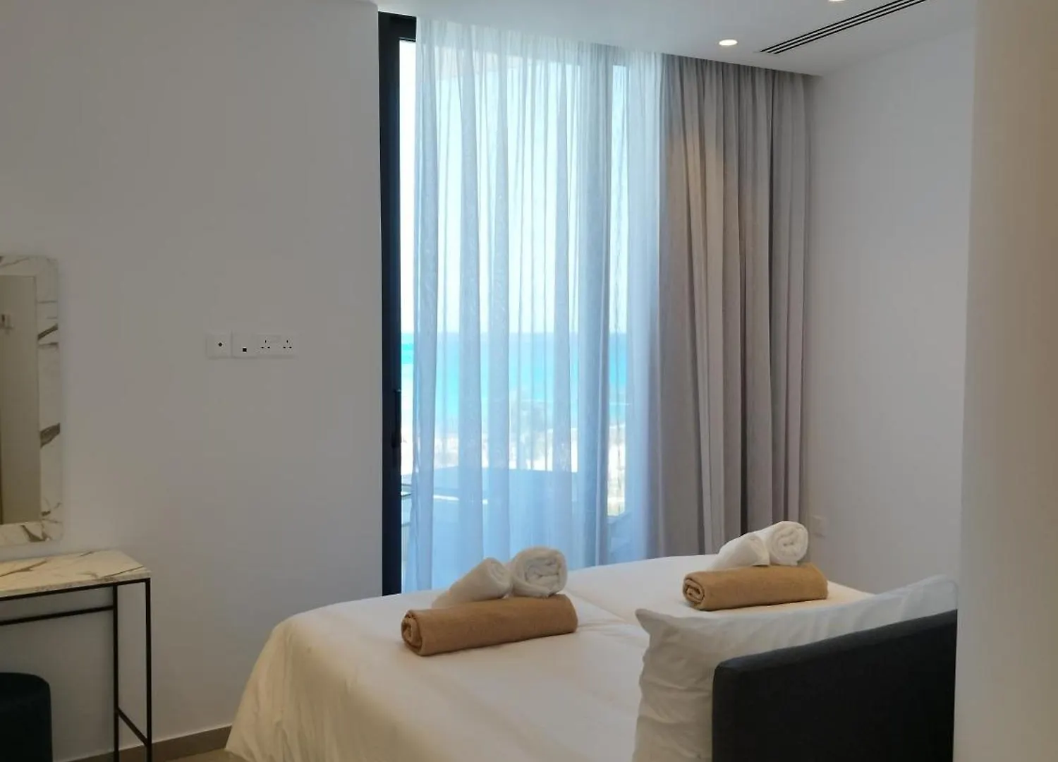 Aqua Beachfront Villas - Villa 2 アヤナパ