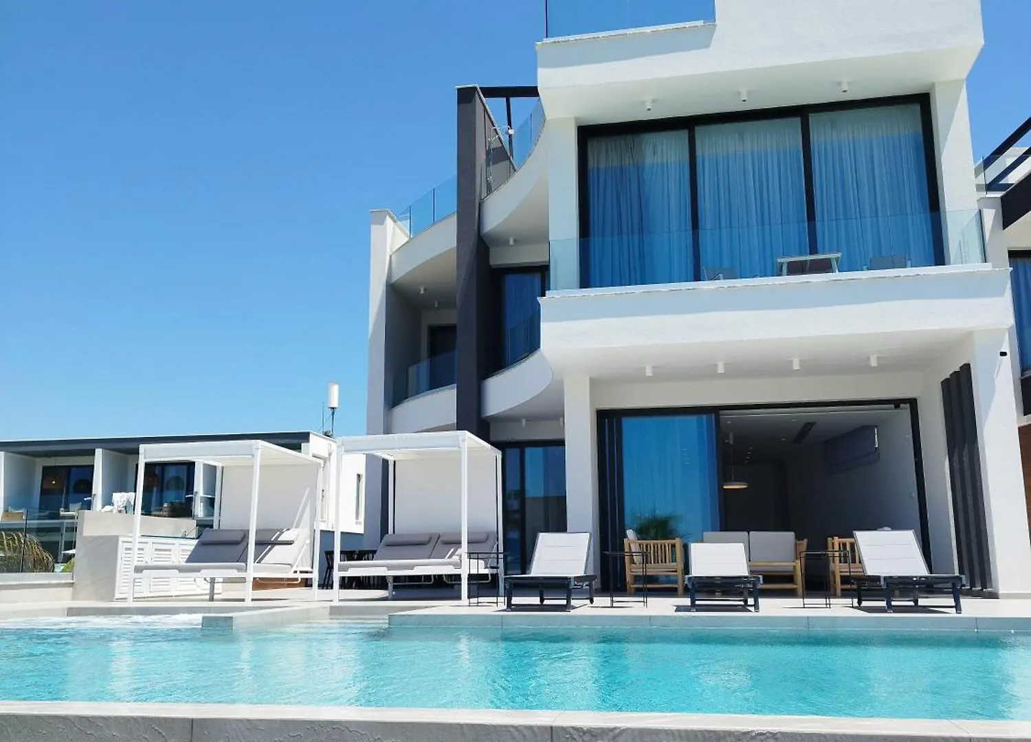 Aqua Beachfront Villas - Villa 2 アヤナパ