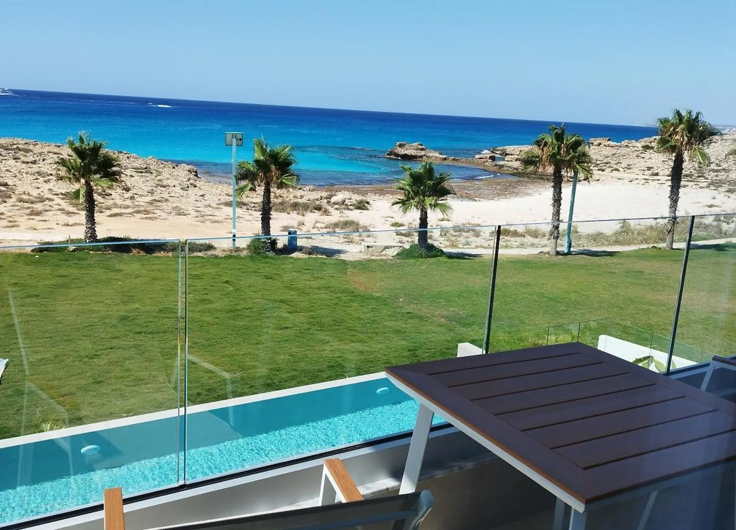 Aqua Beachfront Villas - Villa 2 アヤナパ 0*,