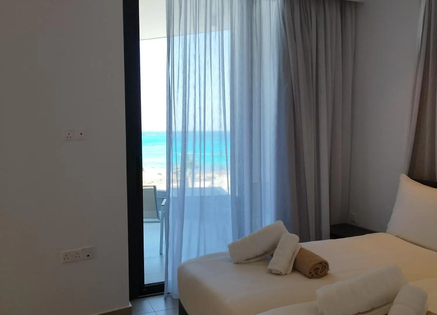 Aqua Beachfront Villas - Villa 2 アヤナパ