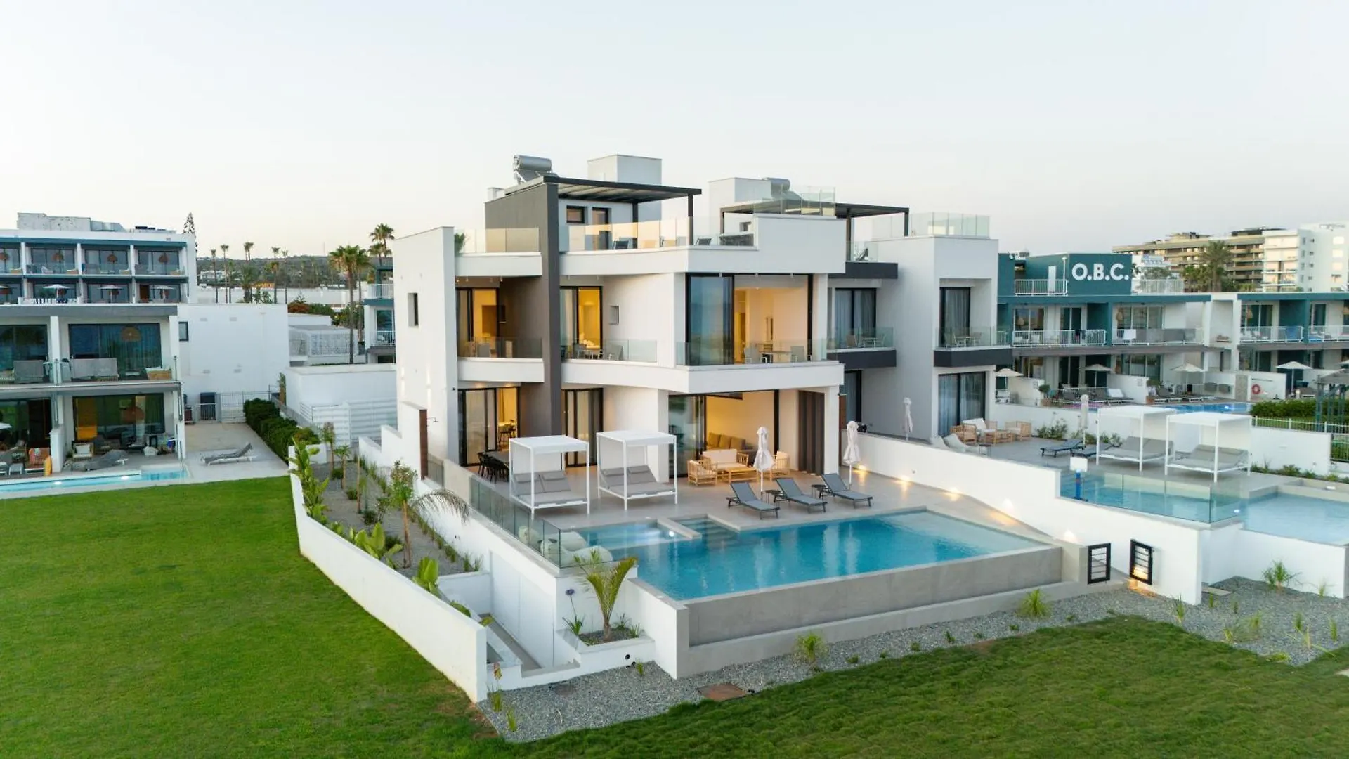 Aqua Beachfront Villas - Villa 2 アヤナパ