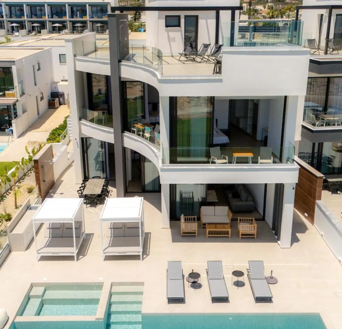 Aqua Beachfront Villas - Villa 2 アヤナパ