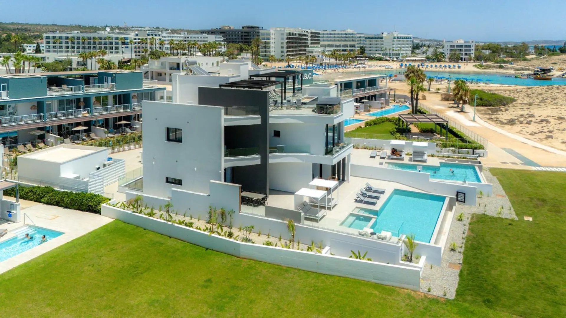 Aqua Beachfront Villas - Villa 2 アヤナパ 0*,