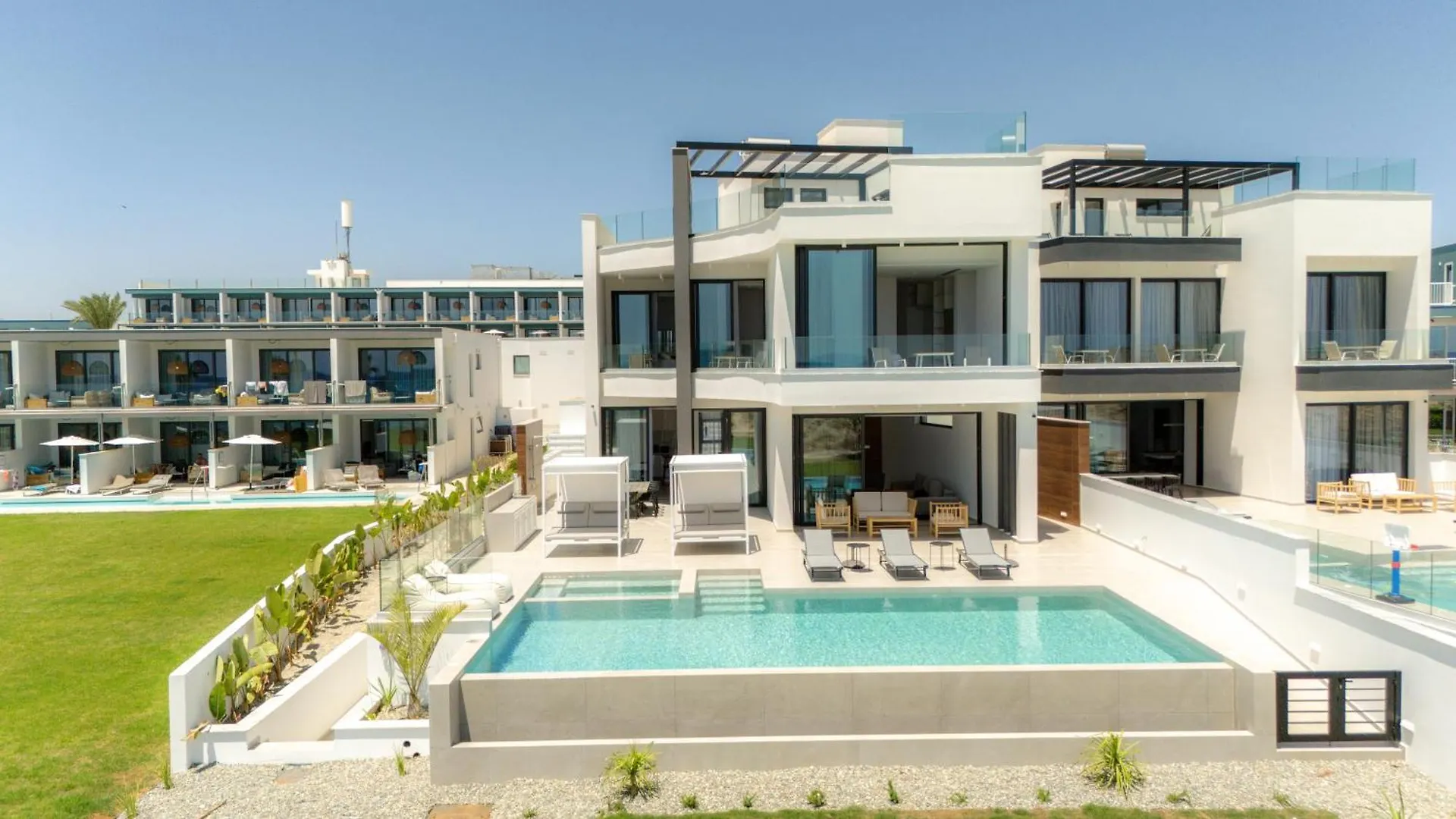 Aqua Beachfront Villas - Villa 2 アヤナパ