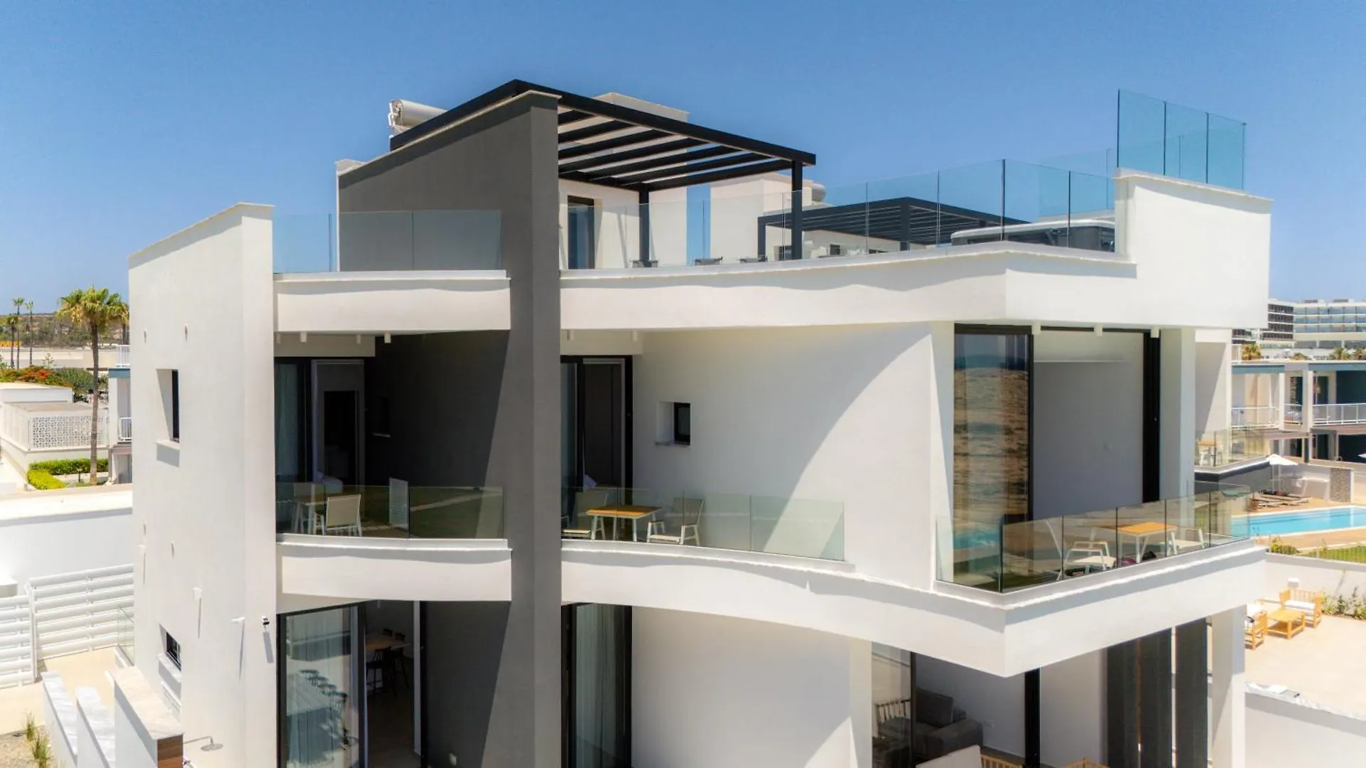 Aqua Beachfront Villas - Villa 2 アヤナパ