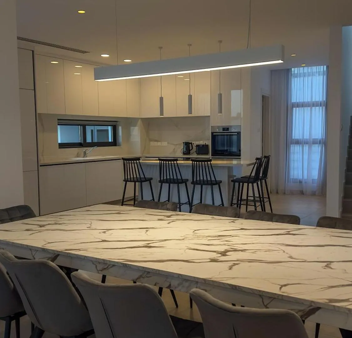 Aqua Beachfront Villas - Villa 2 アヤナパ