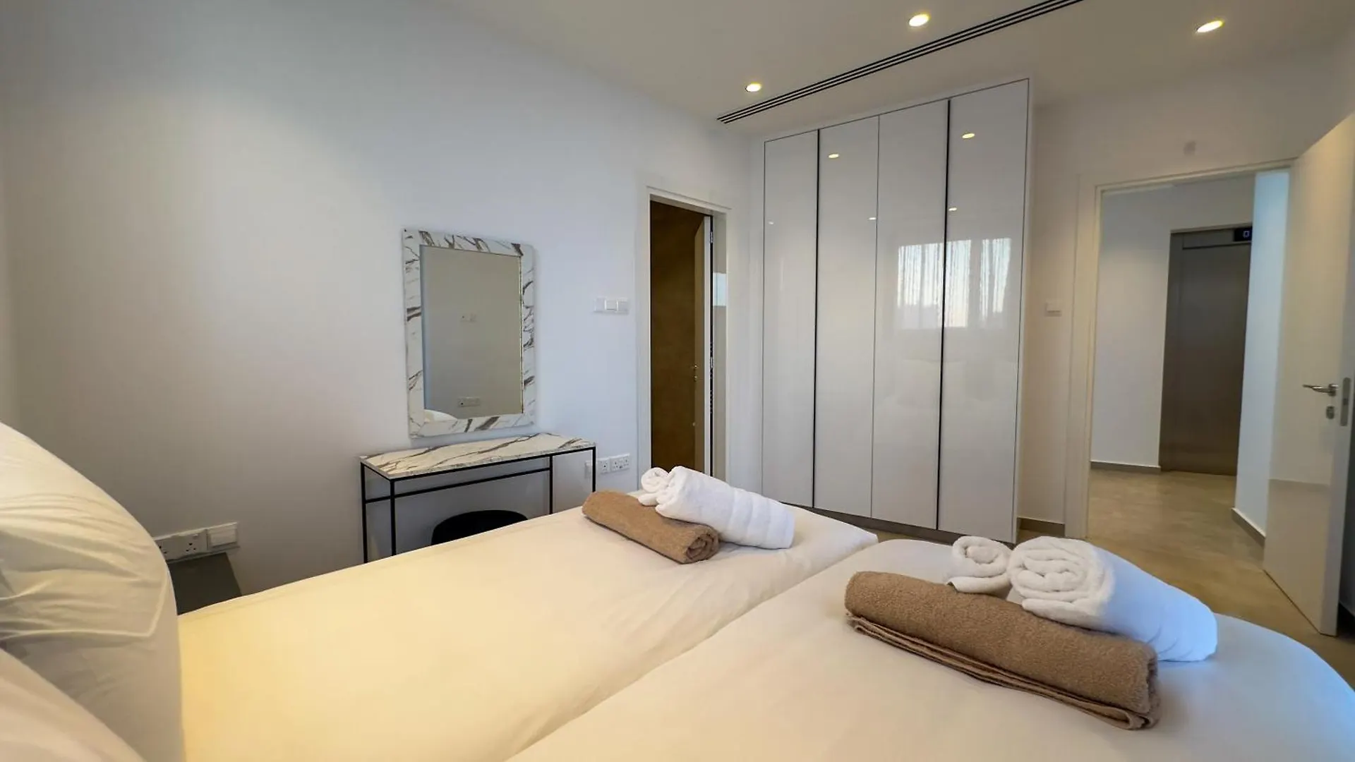 Aqua Beachfront Villas - Villa 2 アヤナパ