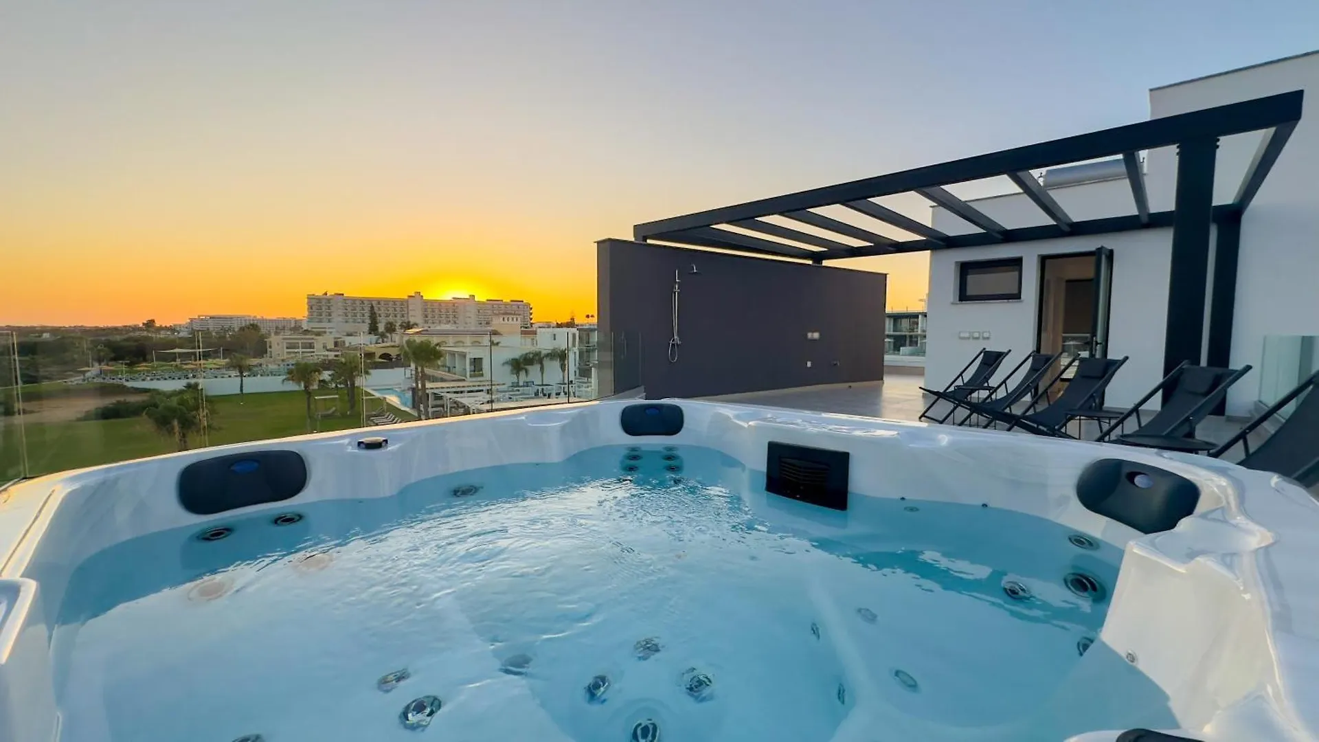 Aqua Beachfront Villas - Villa 2 アヤナパ