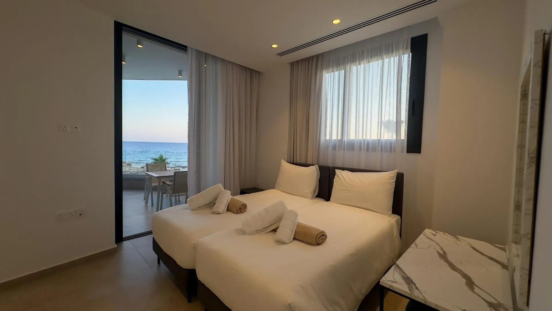 Aqua Beachfront Villas - Villa 2 アヤナパ