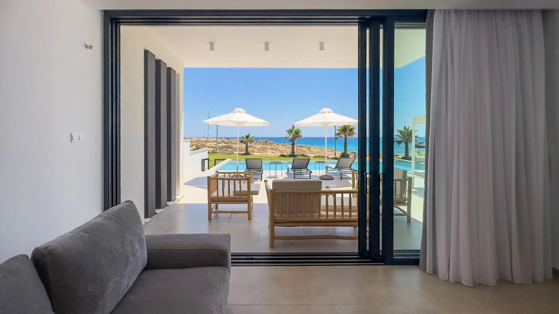 Aqua Beachfront Villas - Villa 2 アヤナパ