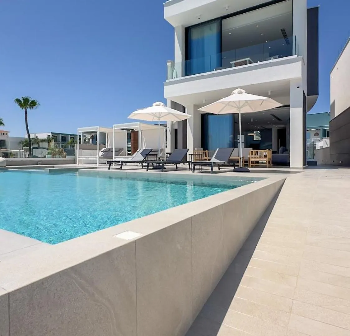 Aqua Beachfront Villas - Villa 2 アヤナパ
