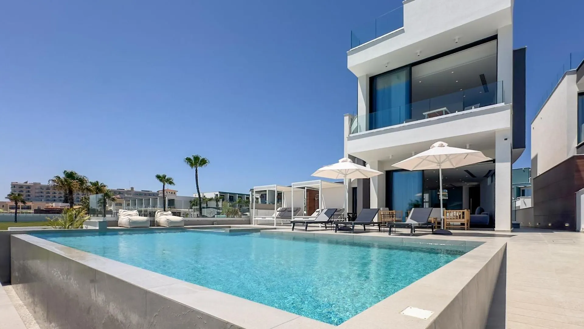 Aqua Beachfront Villas - Villa 2 アヤナパ