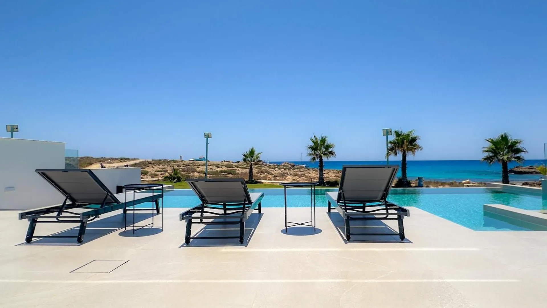 Aqua Beachfront Villas - Villa 2 アヤナパ
