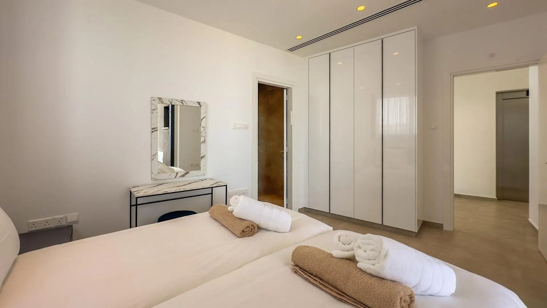 Aqua Beachfront Villas - Villa 2 アヤナパ