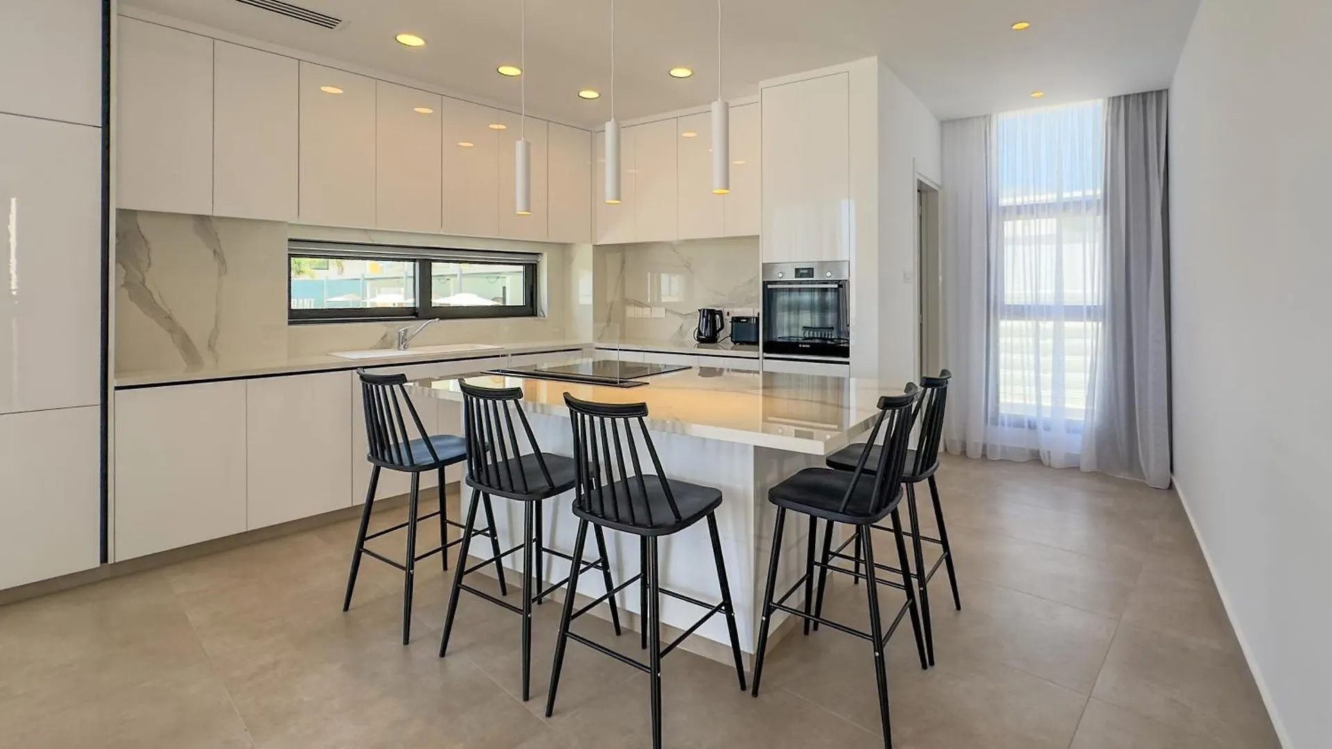 Aqua Beachfront Villas - Villa 2 アヤナパ