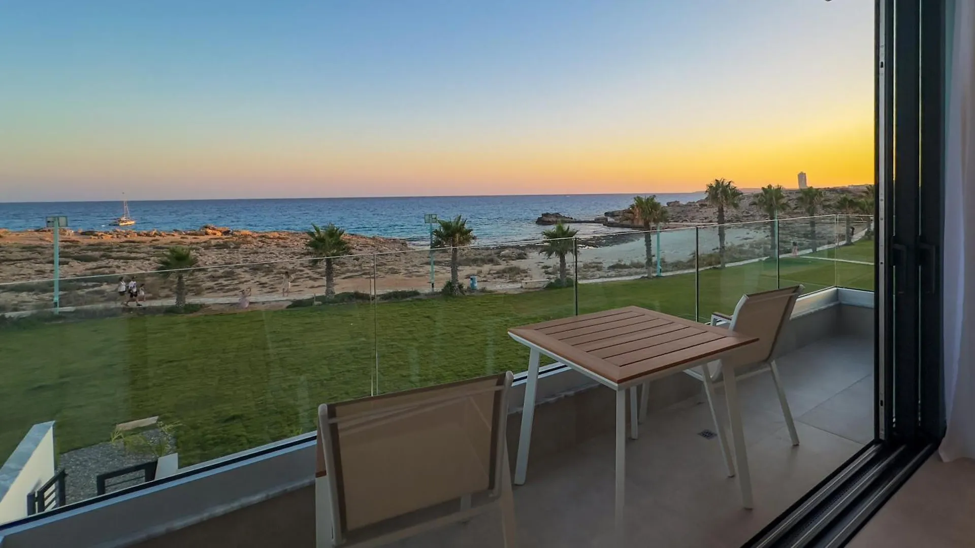 Aqua Beachfront Villas - Villa 2 アヤナパ