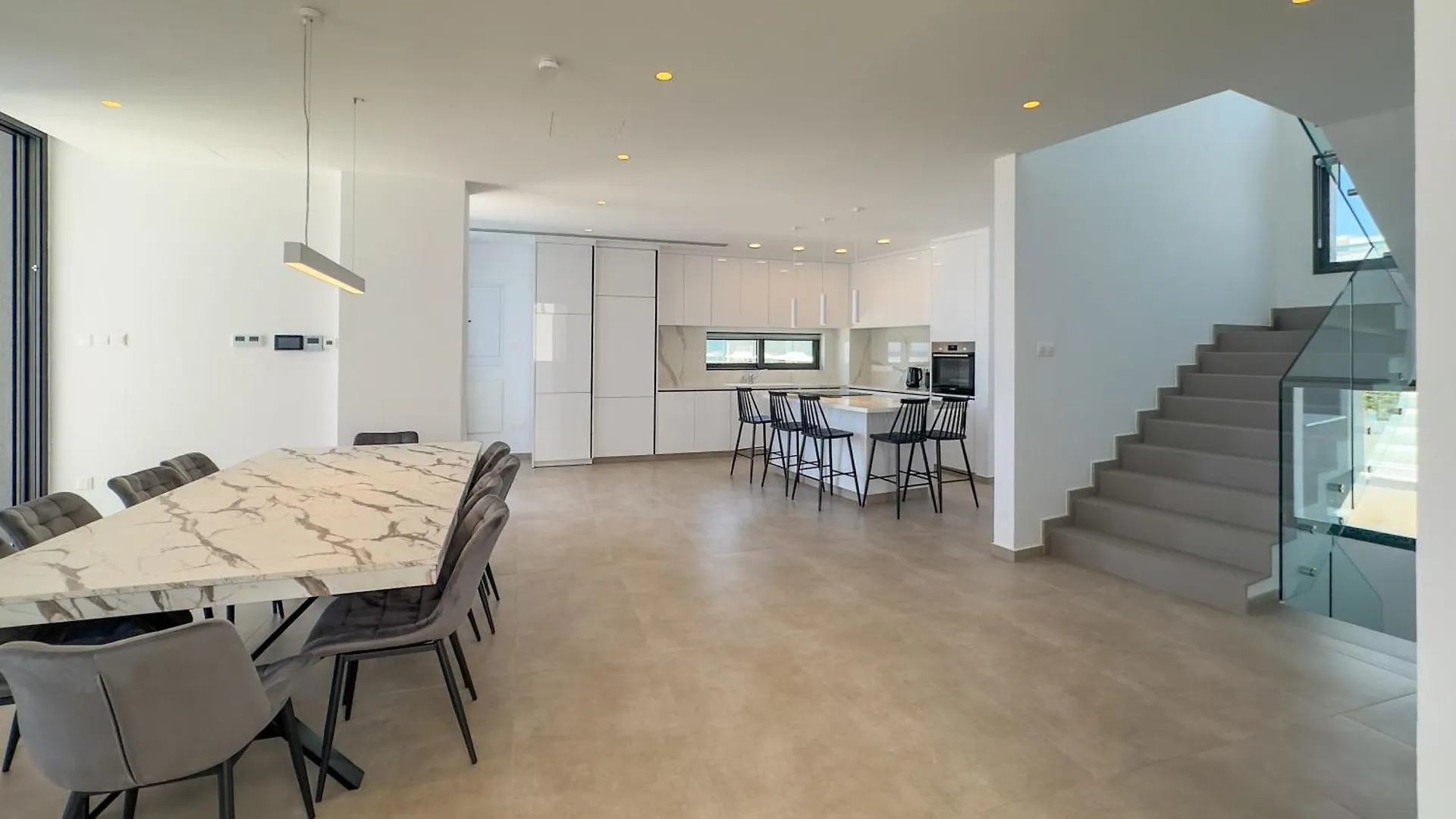 Aqua Beachfront Villas - Villa 2 アヤナパ