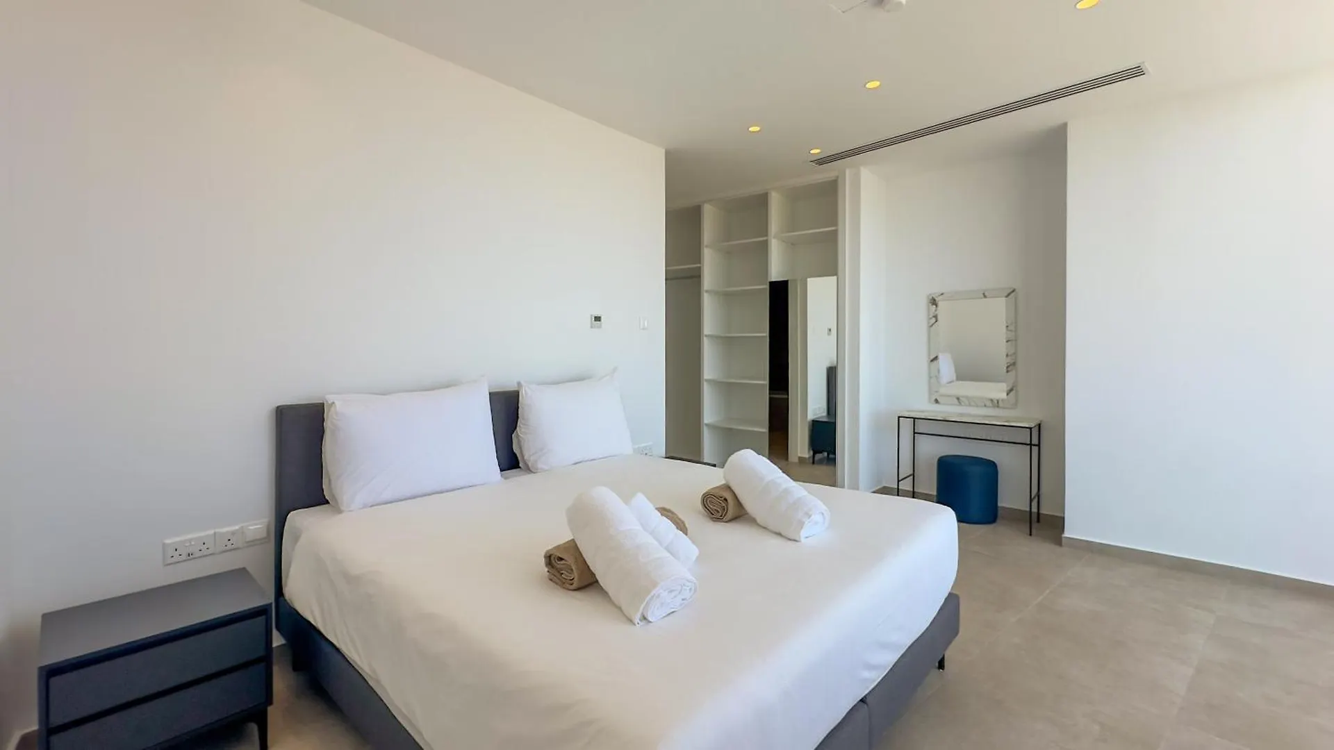 Aqua Beachfront Villas - Villa 2 アヤナパ