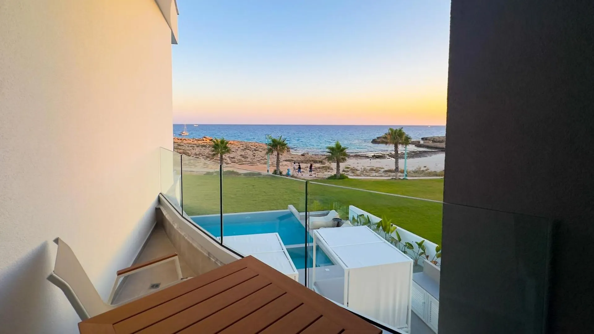 Aqua Beachfront Villas - Villa 2 アヤナパ