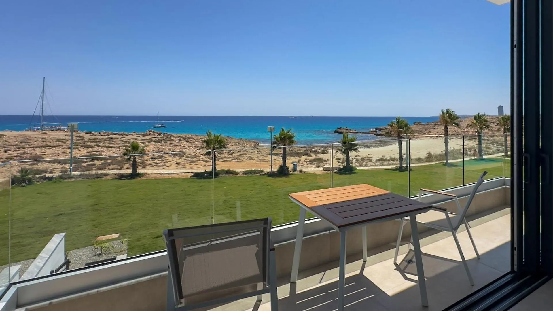Aqua Beachfront Villas - Villa 2 アヤナパ 0*,