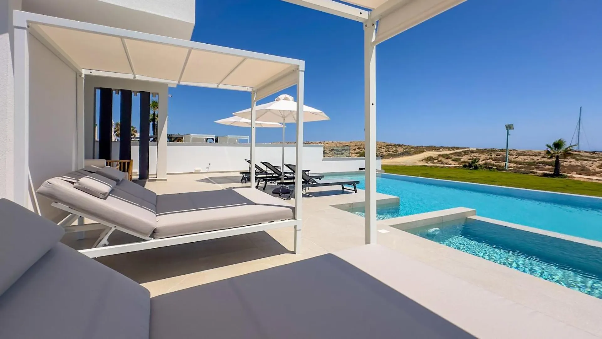 Aqua Beachfront Villas - Villa 2 アヤナパ