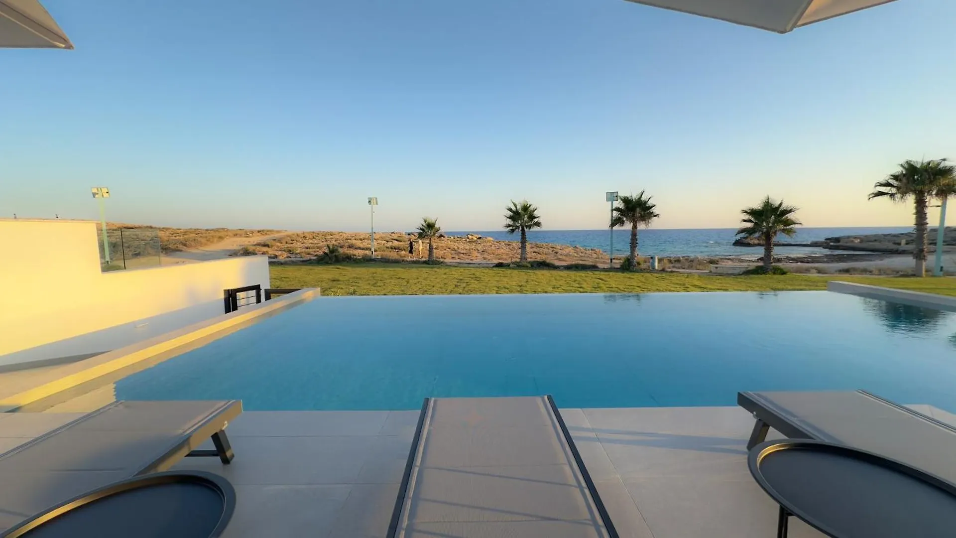 Aqua Beachfront Villas - Villa 2 アヤナパ
