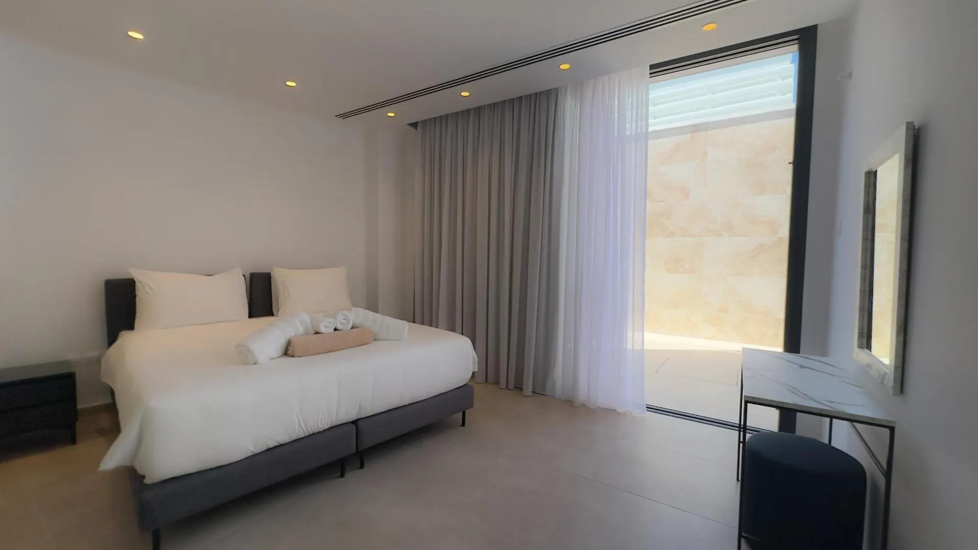Aqua Beachfront Villas - Villa 2 アヤナパ
