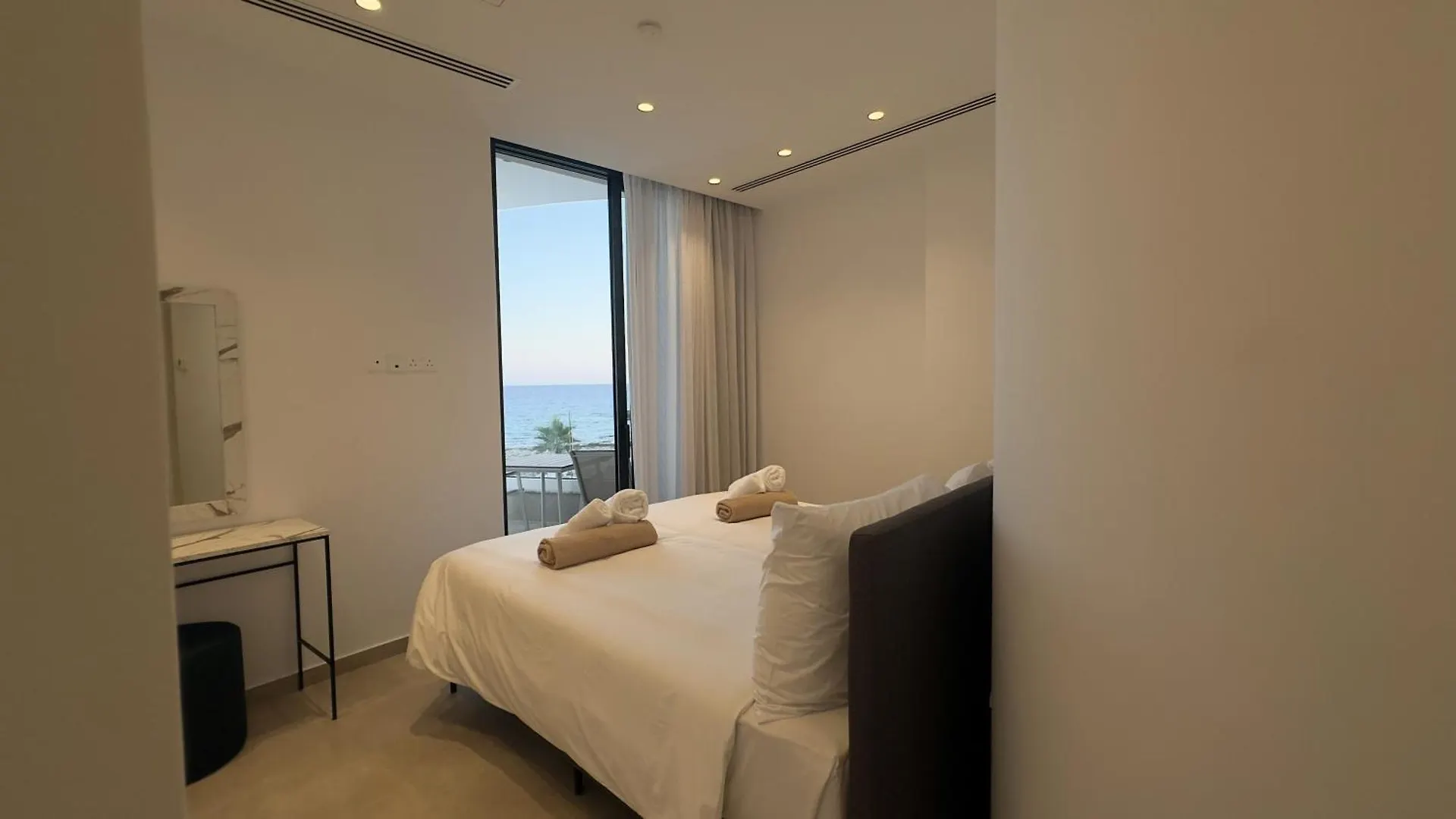 Aqua Beachfront Villas - Villa 2 アヤナパ