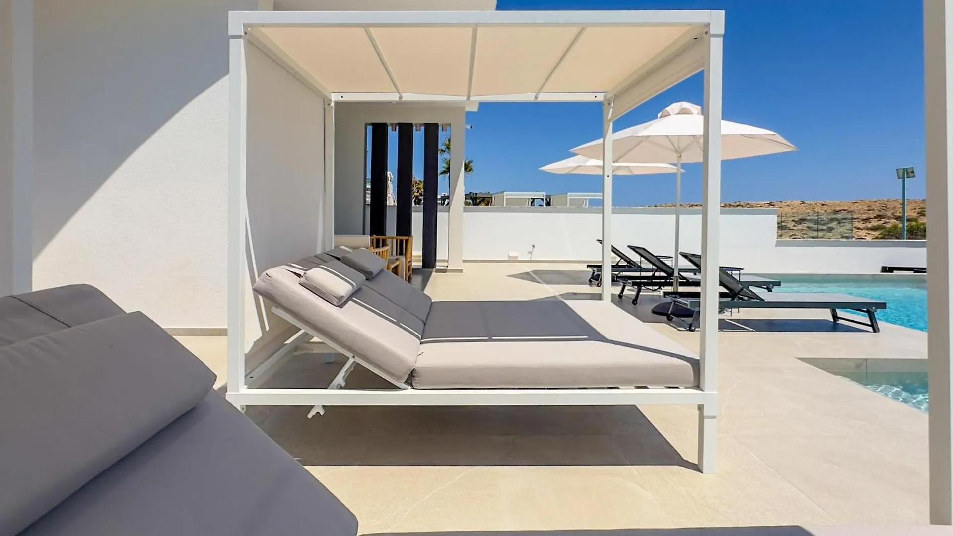 Aqua Beachfront Villas - Villa 2 アヤナパ