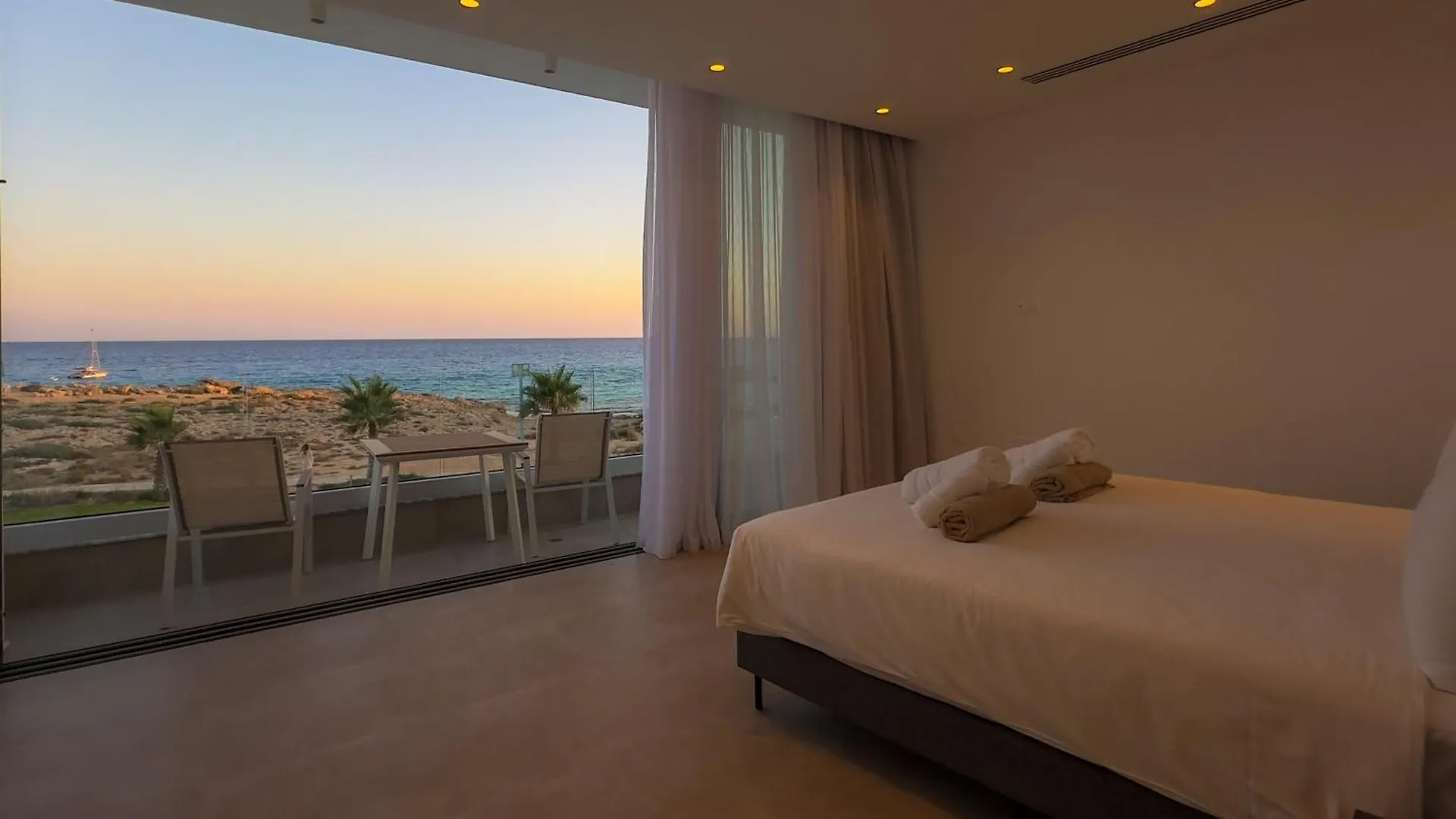 Aqua Beachfront Villas - Villa 2 アヤナパ